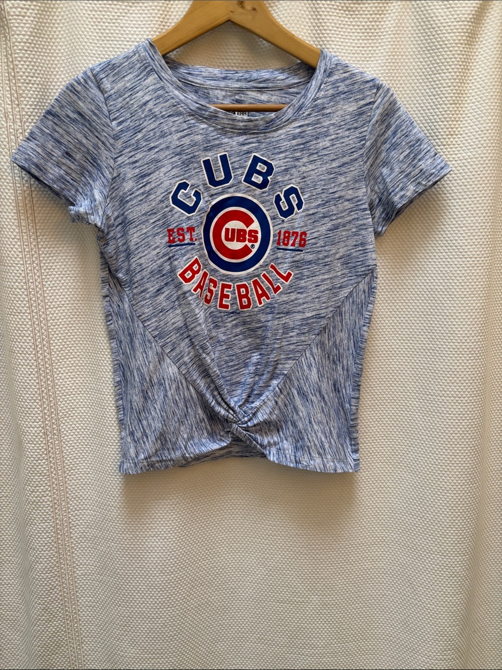 New Era Cubs Baseball Twist-Hem Tee in Blue Heather